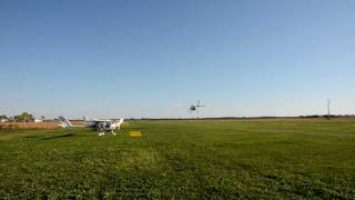 preview picture of video 'Atterraggio ULM Ultraleggero - Landing Ultralight plane'