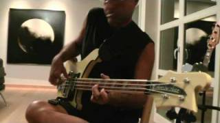 Video thumbnail for RICKENBACKER 4001 WHITE 1984. FINGERS VS PLECTRUM ?? by Dengia64