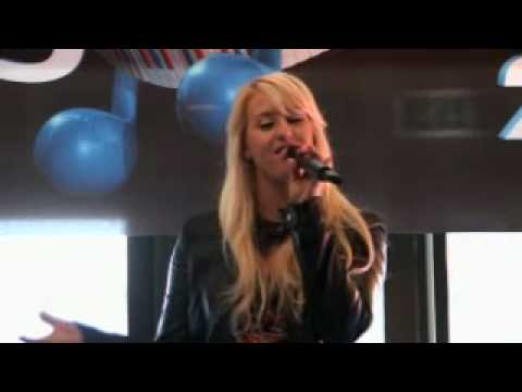 Peggy zingt een stukje van Sha-la-lie