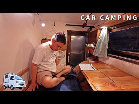 Acampamento de carro de verão. Roupa de cama fresca que pode ser usada como ar condicionado. Campist