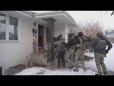 Immigration officers assert sweeping power to enter homes without a judge's warrant, memo says