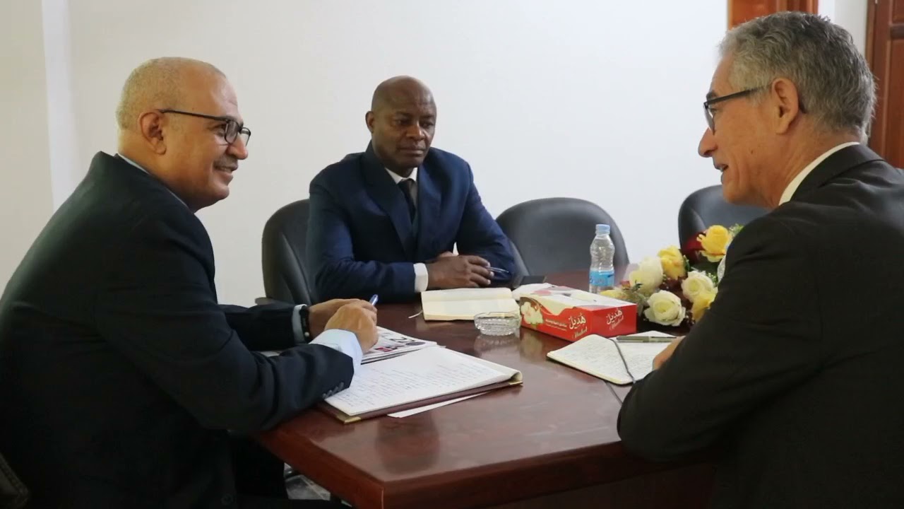 بحث وزير المياه والبيئة المهندس توفيق الشرجبي، اليوم، مع ممثل منظمة اليونيسيف في اليمن فيليب دواميل، 