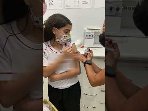 REAÇÃO DA MINHA AMIGA TOMANDO VACINA!😥#shorts