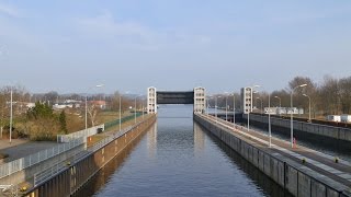 preview picture of video 'Geesthacht, Germany: Schleusen (Shiplocks) Staustufe, Blick von (view from) B 404 - 4K Video Photo'