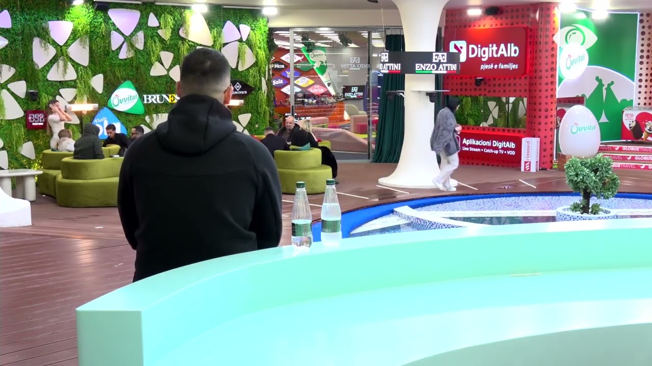 S'të kam harruar…/ Keijsi këndon teksa banorët qëndrojnë në oborr