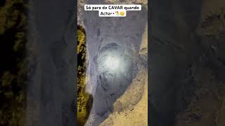 Só PARA de CAVAR quando acha👀🏖️🤔