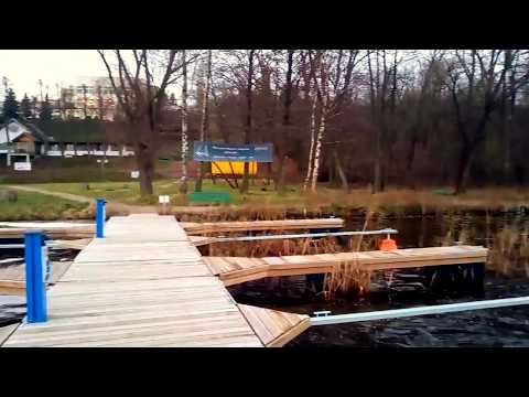 Do wody trzeba zejść po skarpie. Przystań nad Zalewem Zegrzyńskim.12.2017