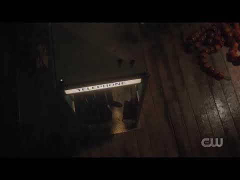 Riverdale 5x02-Donna calls Betty in midnight,and asks her for help,but Betty ignores her request.