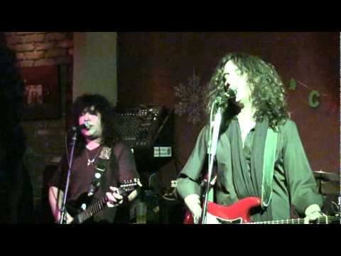 The Phil & John Show: Plugged In - Only Women Bleed (Alice Cooper Cover) [Roc'n Doc's 11/28/2010]