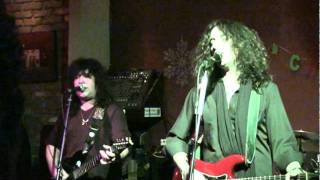 The Phil & John Show: Plugged In - Only Women Bleed (Alice Cooper Cover) [Roc'n Doc's 11/28/2010]