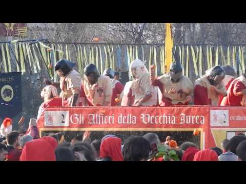 Battaglia arance - carro da getto Gli Alfieri della Vecchia Ivrea - Carnevale Ivrea 2015
