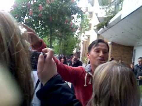 nathan moore et steve hart chantent en pleine rue