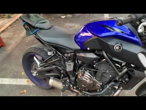 YAMAHA MT-07 CANO RETO CORTANDO DE GIRO