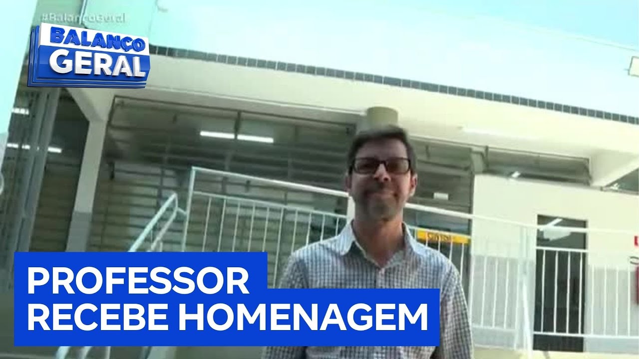 Alunos fazem homenagem emocionante para professor no último dia de aula antes de se aposentar