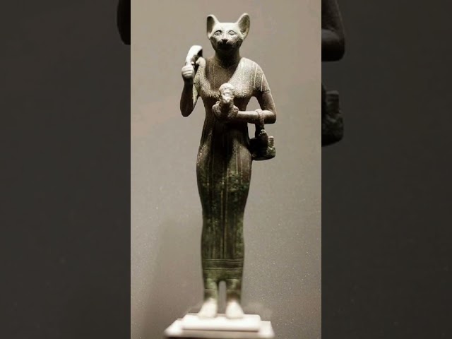 Vídeo relacionado con Papiro egipcio 30 x 40 cm de El Sagrado Sol Ritual de Akhenaton Brilla en la oscuridad - Escena egipcia antigua con diosa Bastet Imagen que brilla en la oscuridad hecha en Egipto con auténticas hojas