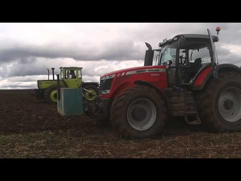 Massey ferguson beim pflügen