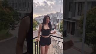 Tante Meii  Mau Mandi Goyang Dulu