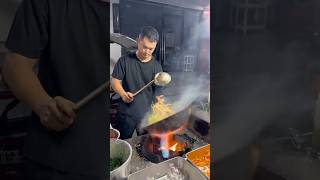 Download lagu This guy's street fried noodle skills are amazing mp3