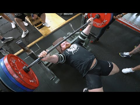 235 KG Bankdrücken und 335 KG Kreuzheben