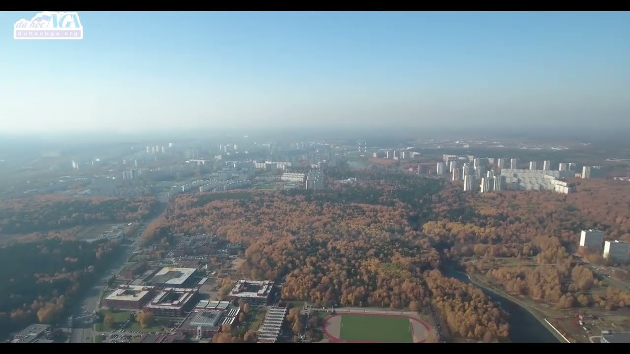 Mùa thu về trong khuôn viên Đại học Công nghệ Điện tử Moscow