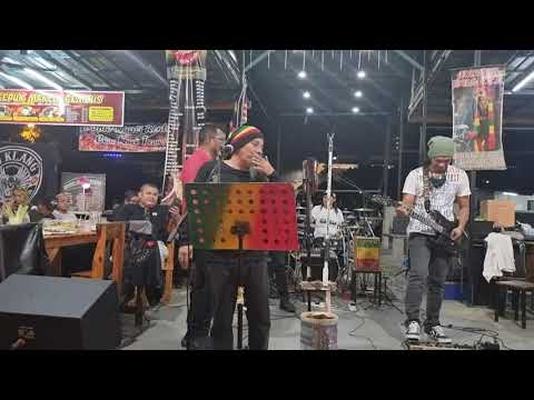 Dato Nash Lefthanded terkejut Acid Ekamatra menendang kamelia .