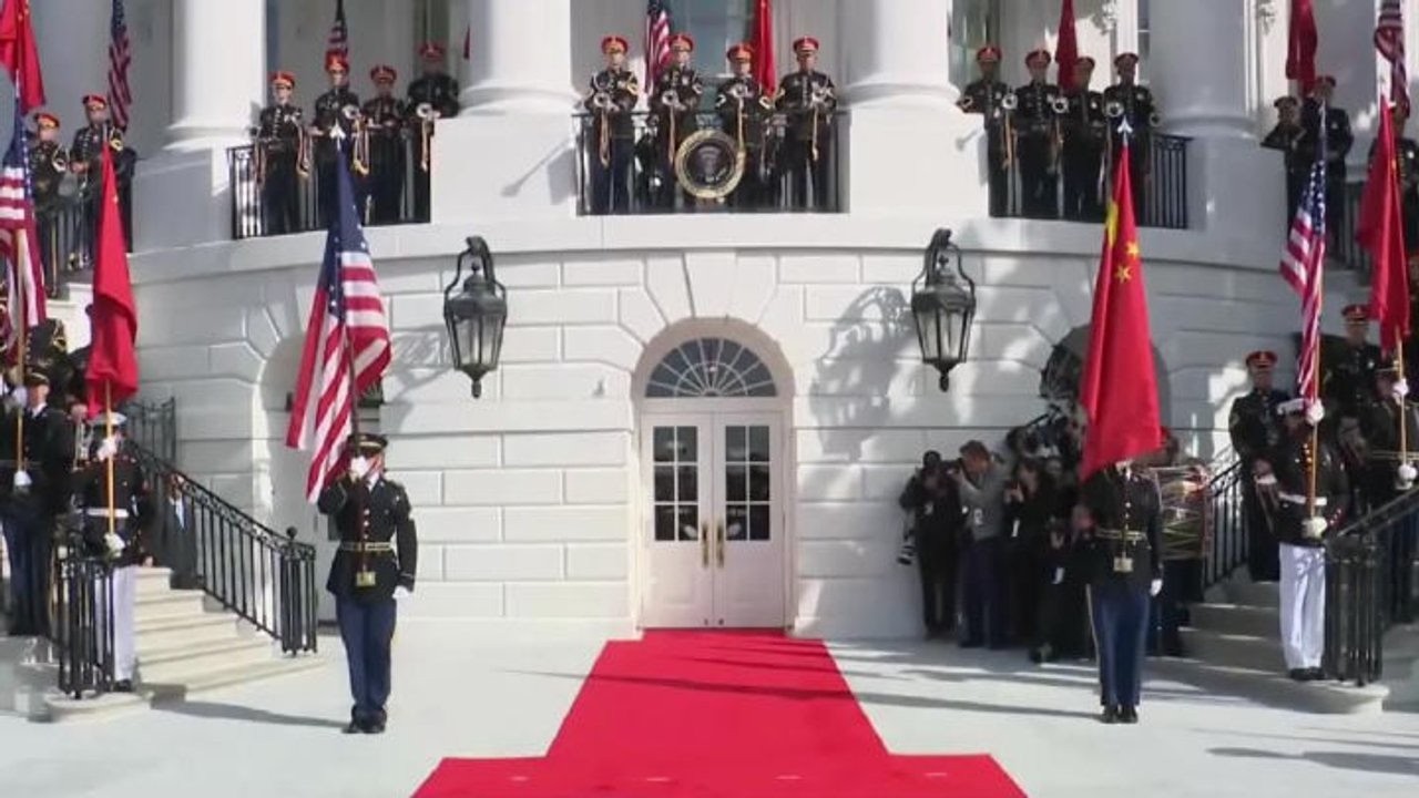 Trump e Melania ricevono Xi Jinping e la moglie alla Casa Bianca. Stretta di mano tra i Presidenti