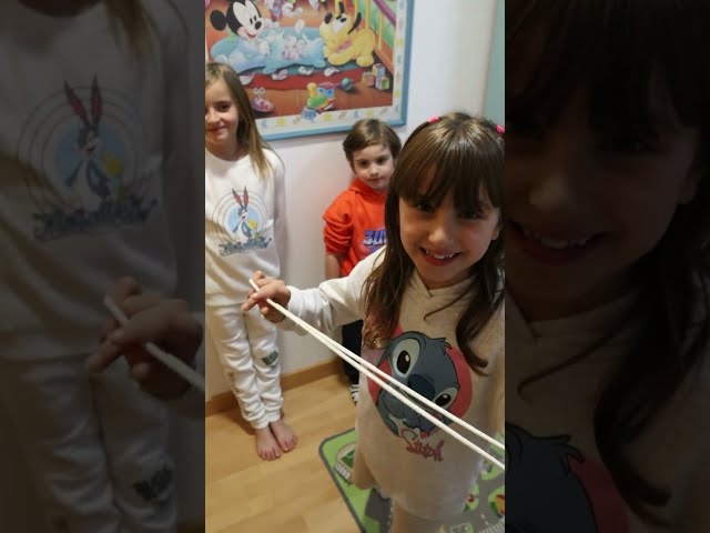 Vídeo relacionado con Trucos de Magia para Niños - Luces que aparecerán en tus Dedos + VideoTutorial Online (ROJO)