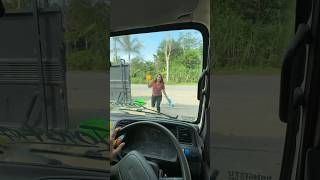 Download lagu Joyce is furious!! Throwing a ladle at the Madura Tiger truck window 😭 mp3 Download lagu Joyce is furious!! Throwing a ladle at the Madura Tiger truck window 😭 mp3