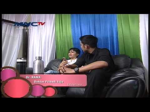 Mukhlis Nemenin Julia Perez yang Lagi Sakit - Ada Apa Dengan Juju Mumu? (4/5)