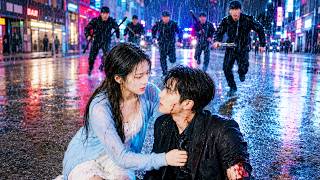 女孩雨夜救下的男人竟是首富繼承人！重逢時她早已忘記他，他卻當場求婚，從此把她寵上天！#推薦 #shorts #爱情 #短剧 #movie