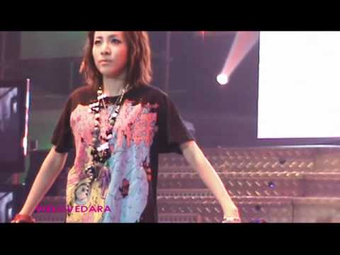 [FANCAM] 110604 THE PARTY - 2NE1 Clap Your Hands