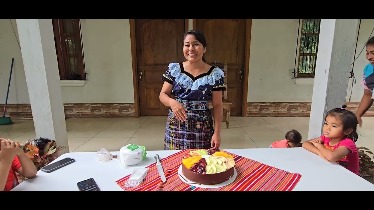 Todos le cantamos a Berty/ Esta muy feliz con su sopresa