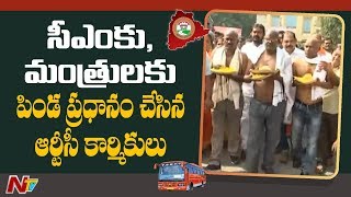 సీఎంకు మంత్రులకు పిండప్రదానం చేసిన ఆర్టీసీ కార్మికులు |RTC Workers Variety Protest At Karimnagar