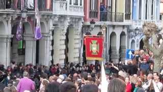 preview picture of video 'Semana Santa Avilés 2014 (Viernes Santo) Baile y reverencia de San Juan Evangelista  a la Dolorosa.'