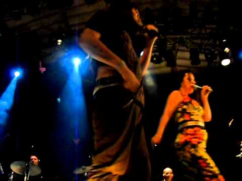 Bebel Gilberto e Otto cantando "Bob" no Circo Voador (02/12/2010)