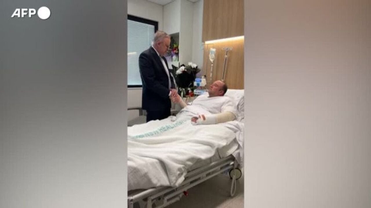 Australia, il primo ministro Albanese visita "l'eroe di Bondi Beach"