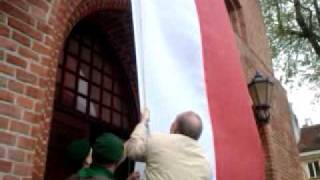 preview picture of video 'Wciąganie flagi 14 metrów Morąg ratusz 2 maja 2011'