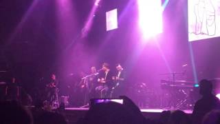 Pies de duende frágil Santiago Cruz &amp; Rio Roma en el metropolitan