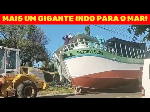 Mais Um Barco Gigante Indo Para o Mar! Icapuí Paraíso à Beira-Mar no Litoral Leste do Ceará.