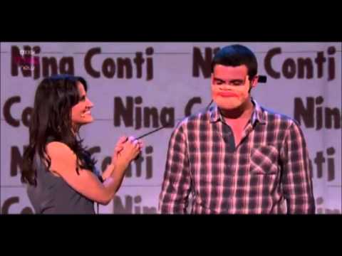 Ventrilocua con muñeco humano