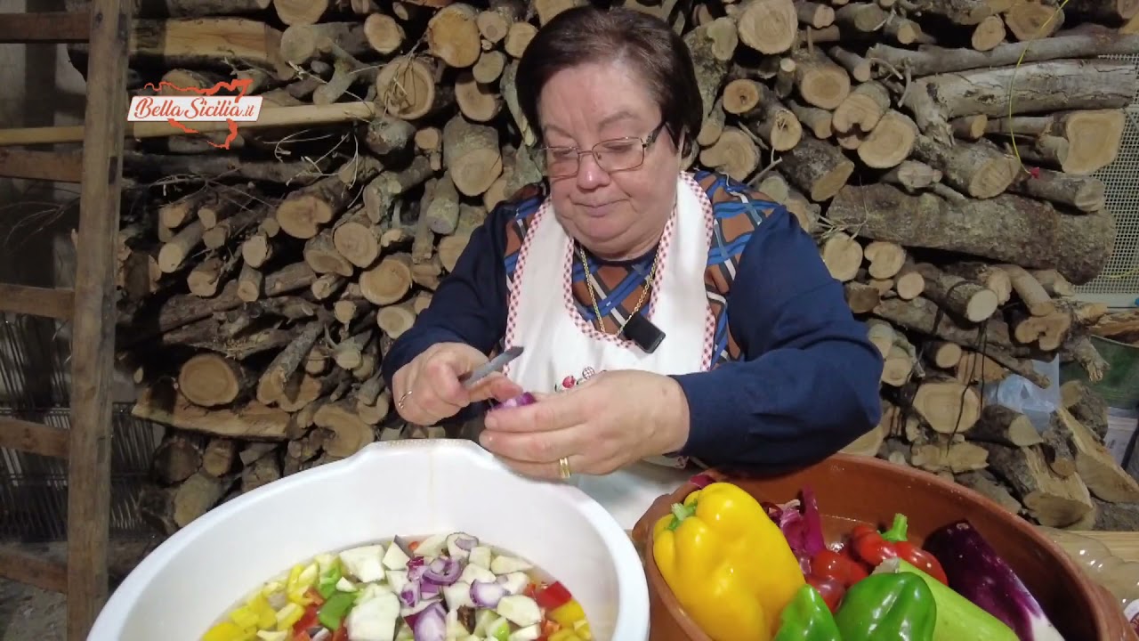 Ricetta giardiniera sott'olio, il piatto più colorato della cucina siciliana preparato da Iolanda