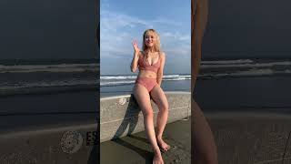 ビキニ姿の金髪ギャルがうんうんとうなずいているね！