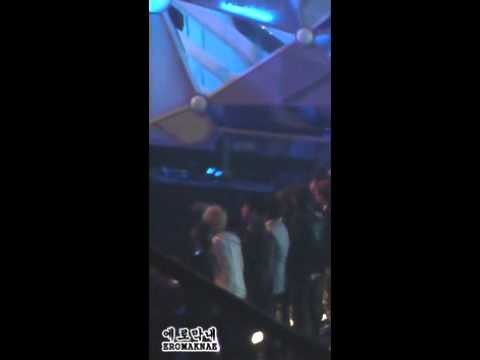 111129 MAMA in Singapore - Minzy grooving during Snoop Dog & Dr.Dre's performance