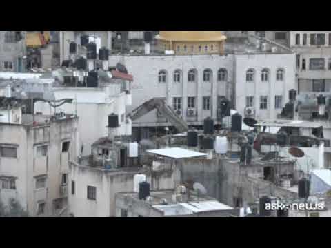 Cisgiordania, bulldozer israeliani demoliscono una casa