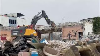 Padova, la demolizione del parco divertimenti abbandonato: il video