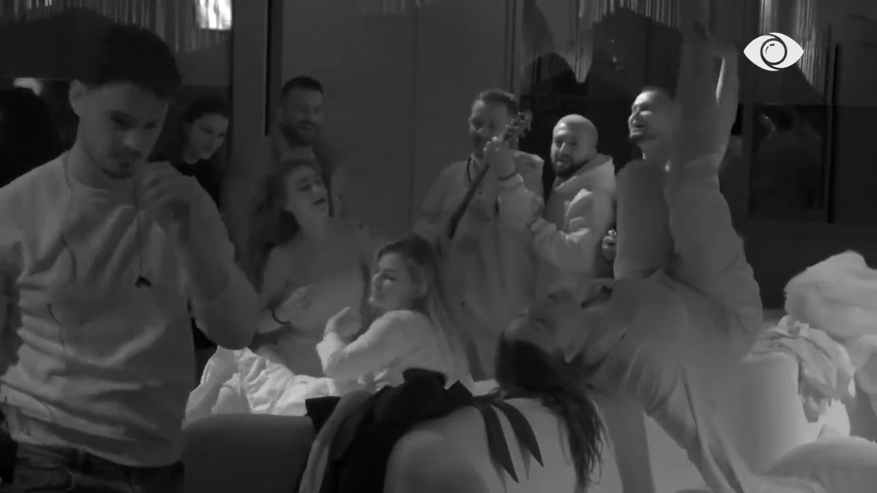 Banorët vijojnë të këndojnë dhe kërcejnë së bashku