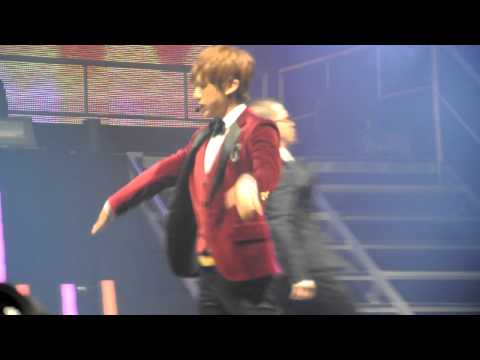 [FANCAM] 111205 Hyunseung + Hyuna - Troublemaker @ UCC London