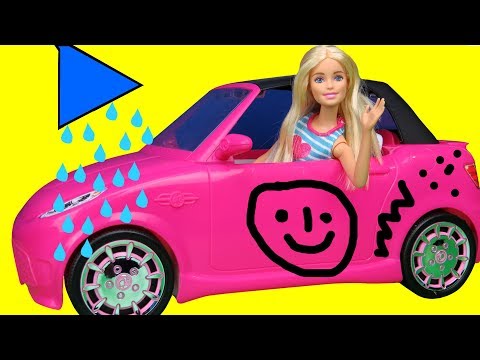 CAR WASH ! Elsa and Anna toddlers wash their drawings - Barbie - splash