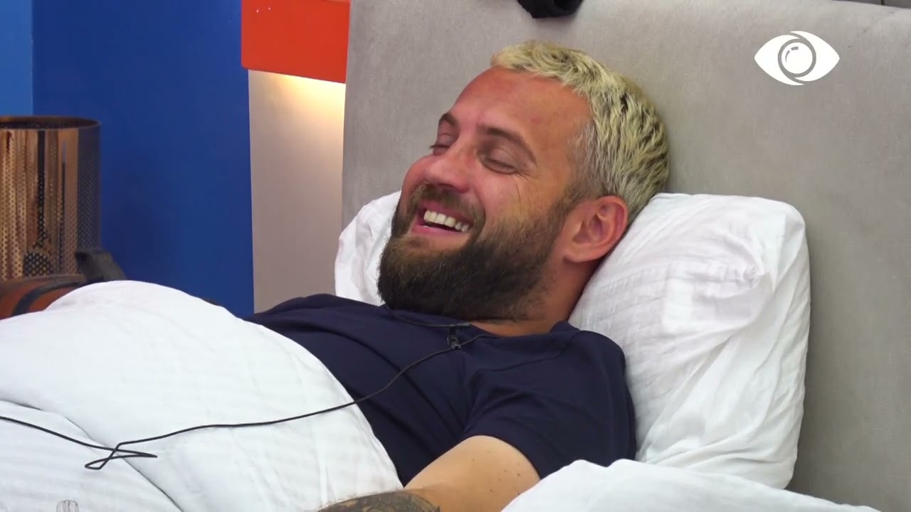 Nita dhe Maestro bëjnë prova në dhomën e gjumit