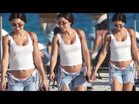 Chantel Jeffries enjoys a beach day with friends in Miami
